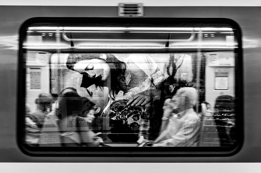 Romance in the Paris metro