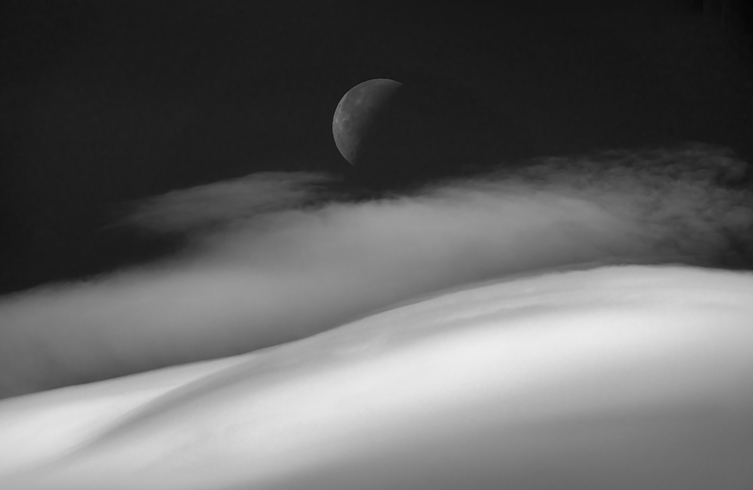 Altocumulus-Lenticularis mit abnehmenden Mond